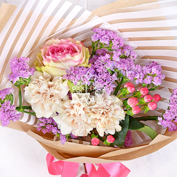 Моей принцессе - букет из розы, гвоздик и статицы